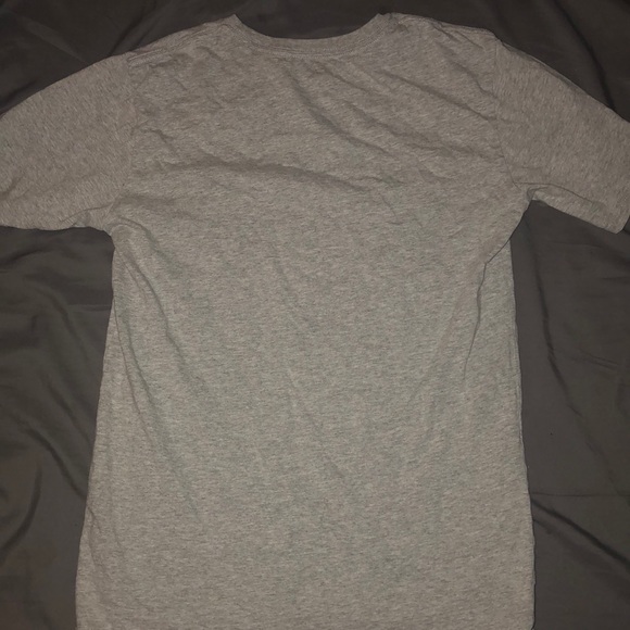A grey short-sleeve tee shirt - Picture 2 of 3
